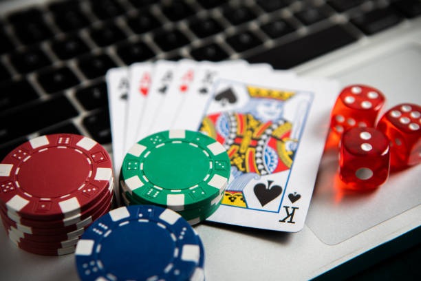 Dealer shuffling cards at sedanghoki live poker studio